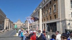 വിശുദ്ധ വാതിലിലേക്ക് നടക്കുന്ന തീർത്ഥാടകർ