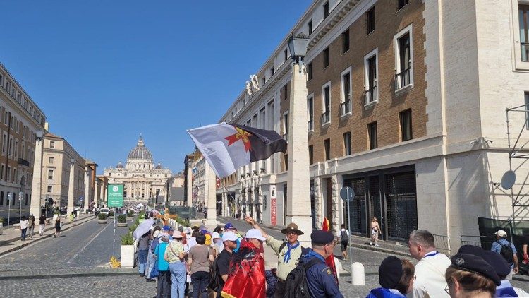 വിശുദ്ധ വാതിലിലേക്ക് നടക്കുന്ന തീർത്ഥാടകർ