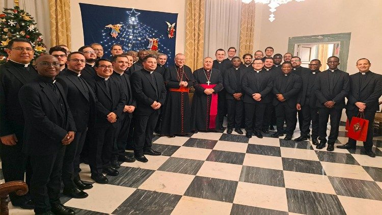 Kardinalstaatssekretär Pietro Parolin (mitte, links) in der Pontificia Accademia Ecclesiastica (Päpstliche Diplomatenakademie)