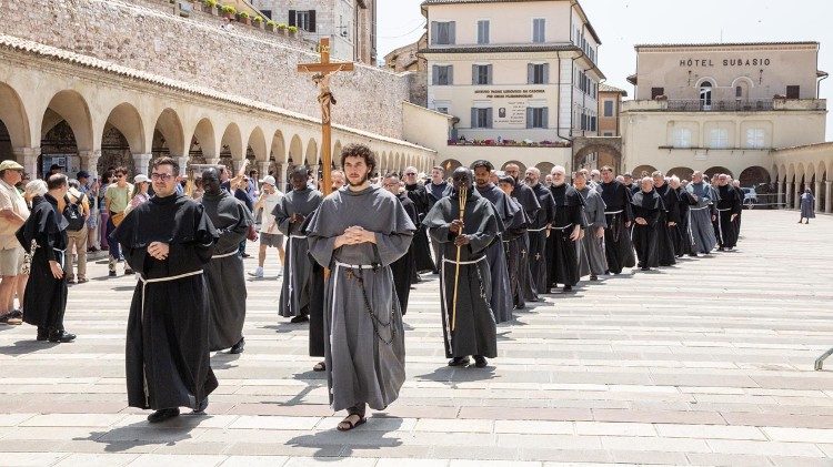 I partecipanti al Capitolo generale in processione nella Piazza inferione di san Francesco, ad Asssii