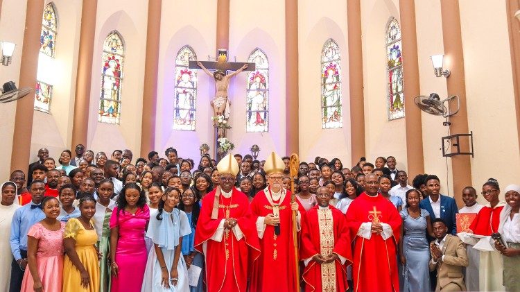 110 cristãos receberam o sacramento da Confirmação, numa celebração presidida pelo arcebispo Dom Claudio Dalla Zuanna