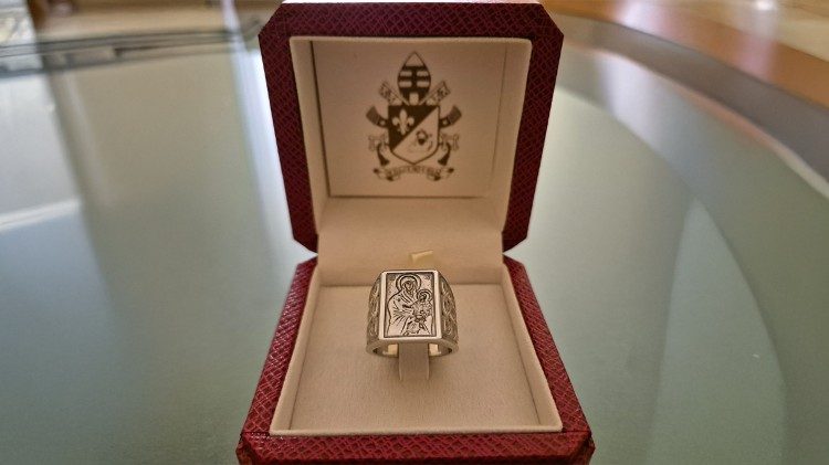 Pierścień, jaki otrzymali od Papieża nuncjusze apostolscy