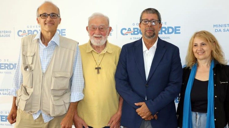 P. Ottavio e o Ministro da Saúde (ao centro) ladeados por dois italianos, colaboradores do P. Ottavio