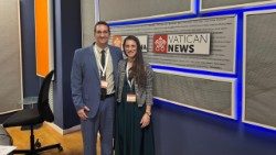 Os professores de pós-graduação em Bioética no Instituto Pius, Marlon Derosa e Ana Carolina Derosa