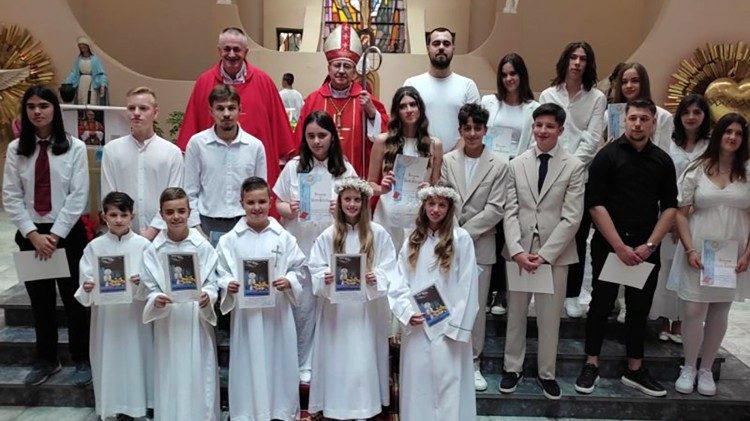 2025.06.11 Prima Comunione e Crismazione nella Cattedrale di Skopje: Il vescovo Stojanov invita a una vita di fede