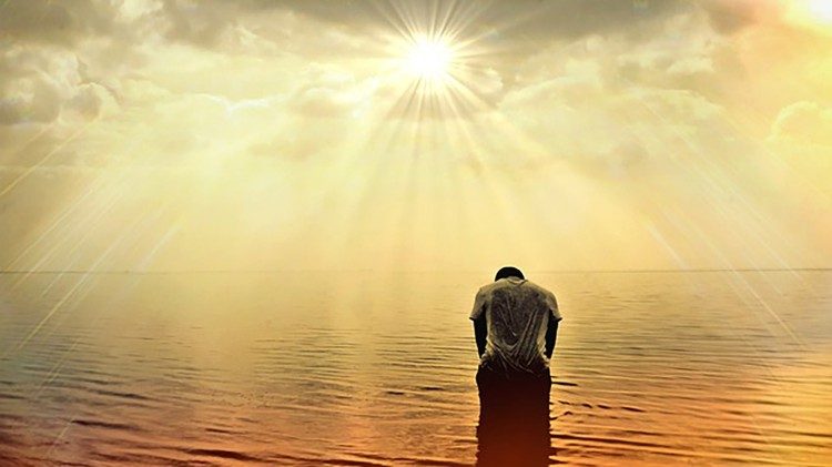 கடவுளை நோக்கி செபிக்கும் மனிதர் 