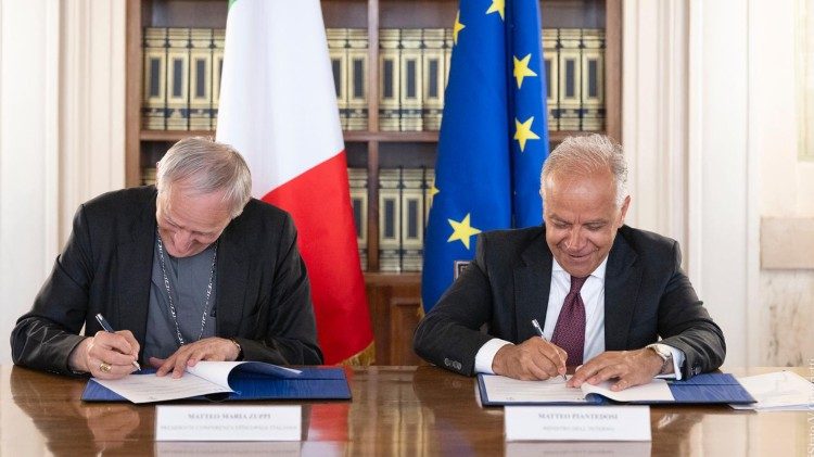 La firma dell'intesa al Viminale