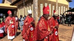 Benin: procession d'entrée messe Pentecôte - cathédrale du Sacré-Cœur de Djougou
