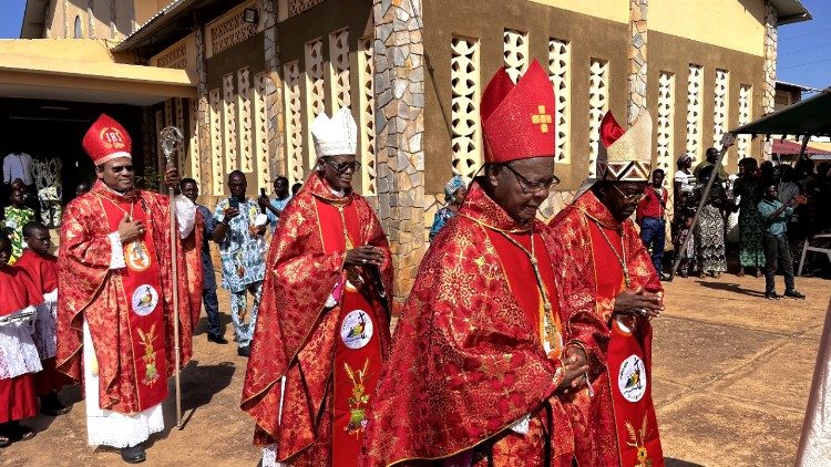 Benin: procession d'entrée messe Pentecôte - cathédrale du Sacré-Cœur de Djougou