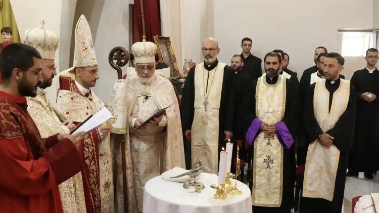 Պուրճ Համուտ. Ձեռամբ Արհի. Հ. Գրիգոր Եպս. Պատիշահ եռամեծ Սուրբերու խճանկարներու օծում