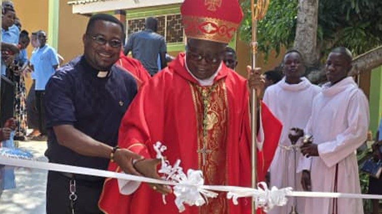 Askofu Msonganzila amezindua Kikanisa cha Ibada Kwa Moyo Mt. wa Yesu