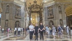 Księża neoprezbiterzy z diecezji radomskiej w Bazylice św. Piotra (Dorota Abdelmoula-Viet)