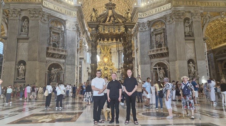Księża neoprezbiterzy z diecezji radomskiej w Bazylice św. Piotra (Dorota Abdelmoula-Viet)