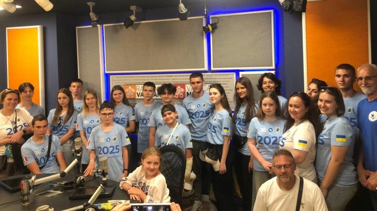 Хлопці і дівчата з Харкова у студії Радіо Ватикану - Vatican News