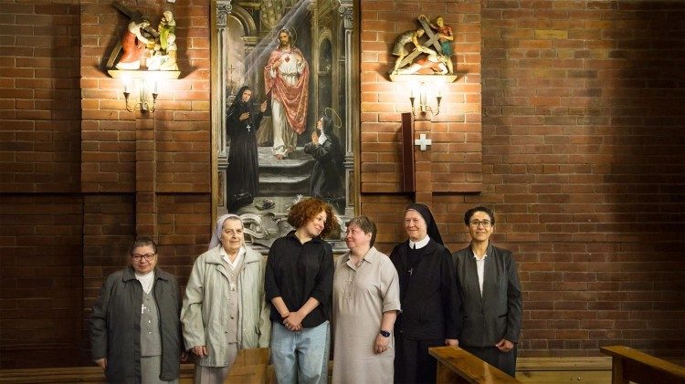 Евгения Шадрина-Шестакова и с. Татьяна Авдокушина (в центре) на фоне образа Святейшего Сердца Иисуса 1 июня 2025 г. (@ ТВ Кана - Владимир Дубровский)