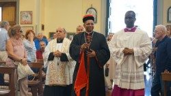 عميد الدائرة الفاتيكانية للحوار بين الأديان يزور رعية القديس أنطونيوس البدواني في روما