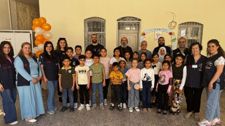 Des enfants abandonnés avec leurs accompagnateurs au centre du "Bon Samaritain" à Alep