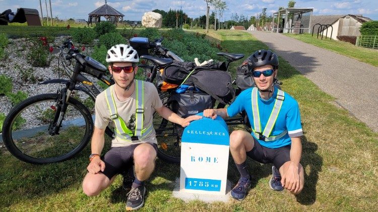 Les deux pèlerins au début de leur périple à travers la France et l'Italie. 