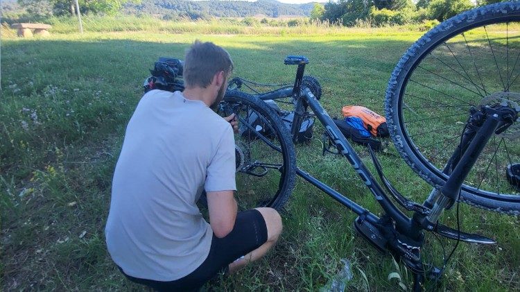 Il faut parfois s'arrêter pour réparer les vélos.  