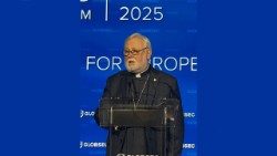 Dom Gallagher durante seu discurso em Praga