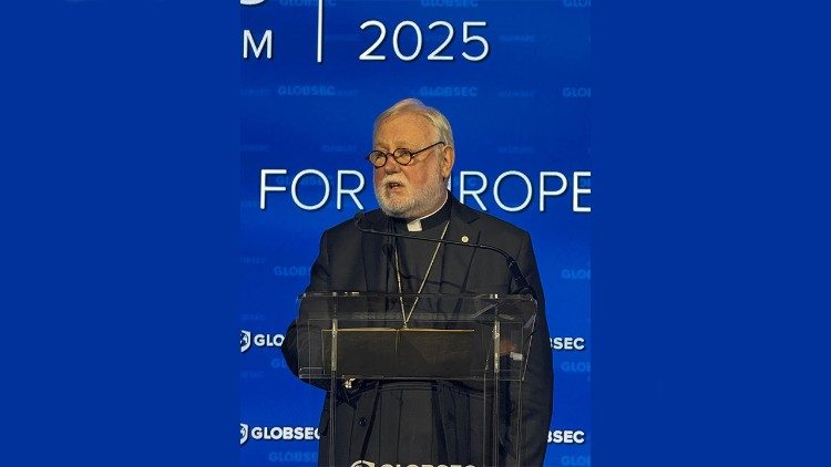 Dom Gallagher durante seu discurso em Praga