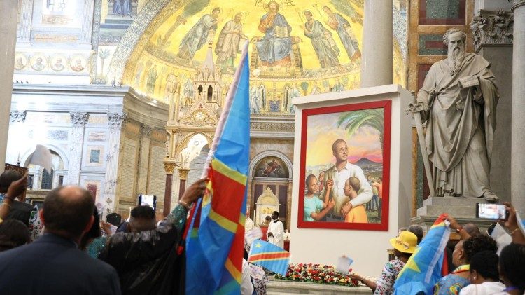 Portrait du bienheureux Floribert Bwana Chui le jour de sa béatification dimanche 15 juin dans la basilique Saint-Paul-Hors-les-Murs.