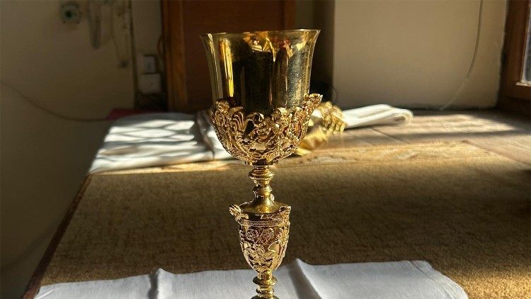 Kielich ofiarowany przez św. Jana Pawła II do sanktuarium w Prostyni (ks. Paweł Rytel-Andrianik)