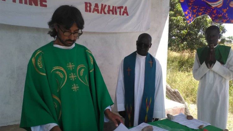Le père Nur El Din Nassar, prêtre italien fidei donum, au Tchad, lors d'une célébration eucharistique.
