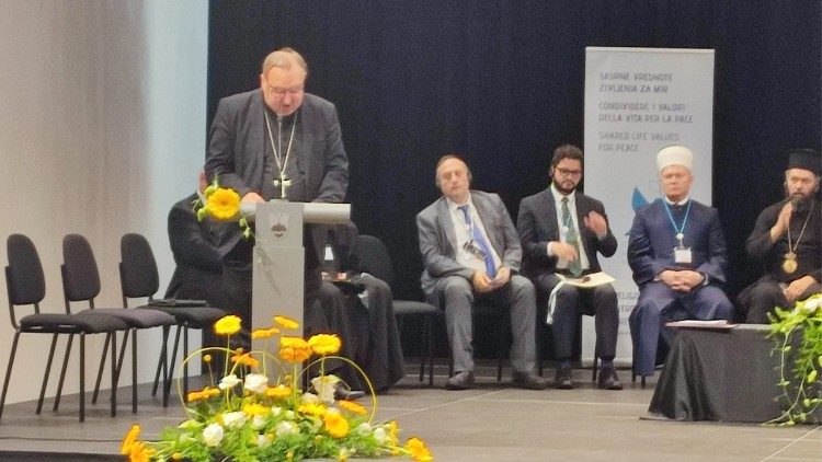 Монсеньор Каваленов на симпозиума "Религиите за мир"