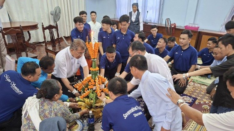 Nghi thức Sou Khwan trong dịp lễ tổng kết năm học ở chủng viện Thakhek