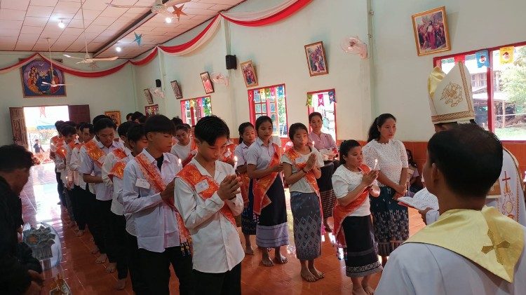Thiếu nhi lãnh nhận Bí Tích Thêm Sức ở Pakse