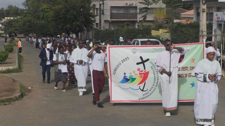 Centenas de jovens em peregrinação em Nampula (Moçambique), na solenidade da SS. Trindade