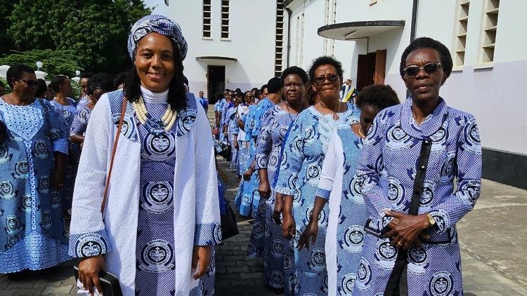 WAWATA wakiwa kwenye maandamano kuingia Kanisani