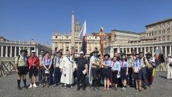 Jankovics Emília és férje Márk tartják a keresztet a Szent Péter téren az Európai Útmutatók és Cserkészek Föderációjának magyarországi képviselőiként