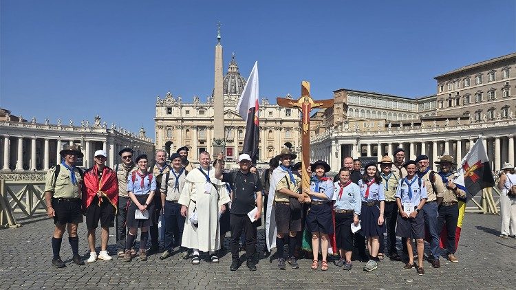 Jankovics Emília és férje Márk tartják a keresztet a Szent Péter téren az Európai Útmutatók és Cserkészek Föderációjának magyarországi képviselőiként