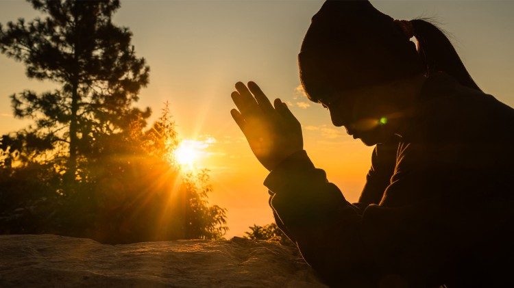 இறைவேண்டல் செய்யும் பெண்  