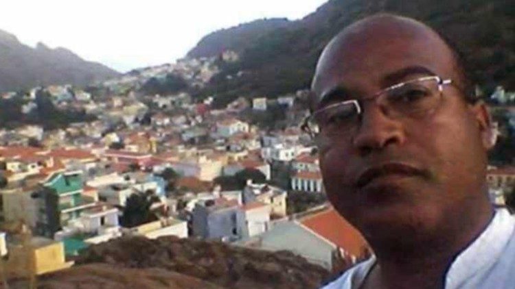 José Firmino com a Vila da Ribeira Brava (ilha de São Nicolau) ao fundo. 