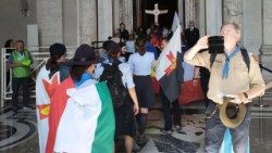 Nhóm hướng đạo sinh Hungary đi qua Cửa Thánh Đền thờ Thánh Phêrô