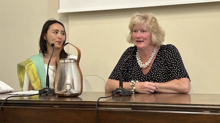 Jun Ichikawa e Lucy Sandys