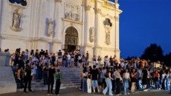 Più di 1500 giovani hanno portato un cero o un biglietto con una preghiera al santuario della Madonna di Monte Berico, a Vicenza