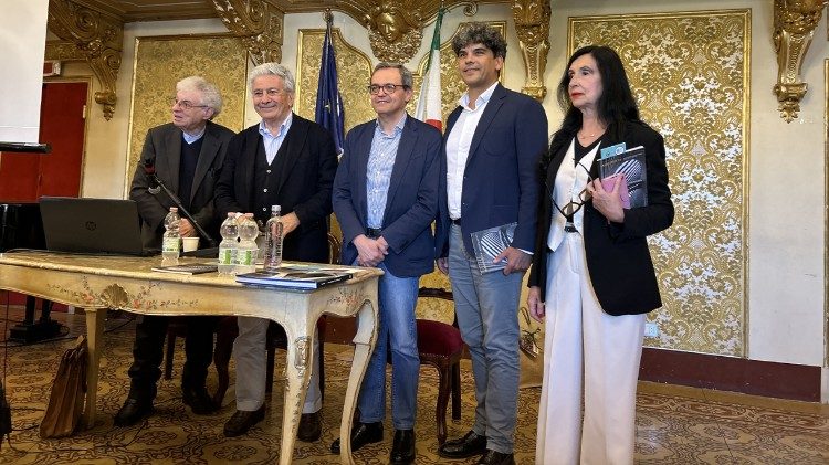 Un momento della lectio di Mario Botta durante il Francigena Fidenza Festival, nel Ridotto del Teatro Magnani
