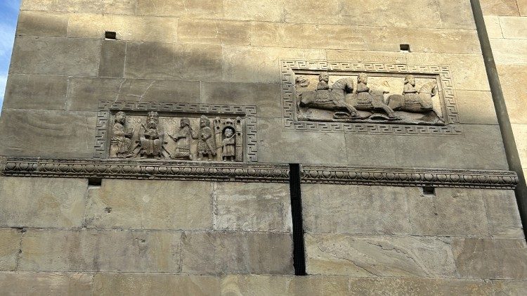 Particolare dei rilievi sulla facciata della cattedrale di Fidenza con la cavalcata dei Magi