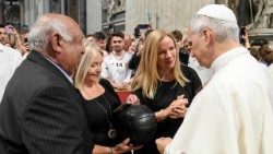 Puskás labdát ajándékoztak Leó pápának 