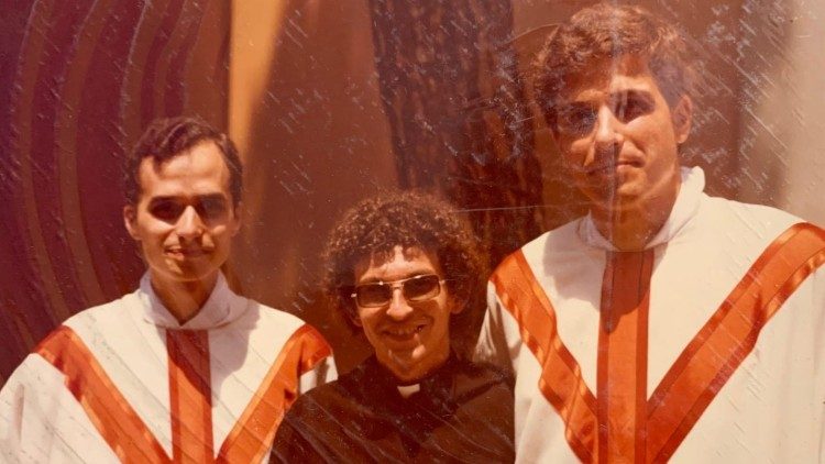 El padre Robert Francis Prevost el día de su ordenación sacerdotal con dos hermanos agustinos