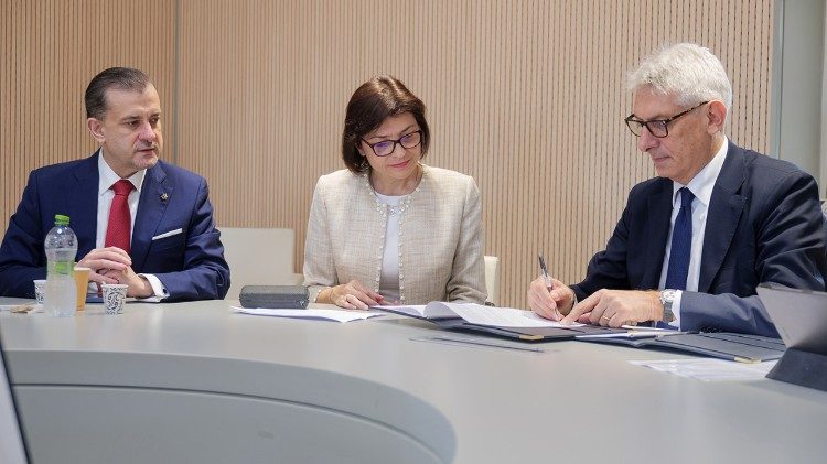 A assinatura da carta de intenção entre o Bambino Gesù e o 'Institutul Clinic Fundeni"