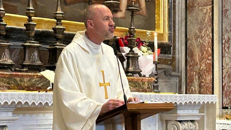 Ks. Tomasz Pocałujko podczas Mszy św. przy grobie św. Jana Pawła II (ks. Paweł Rytel-Andrianik)