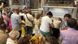 Msza św. przy grobie św. Jana Pawła II w każdy czwartek gromadzi wielu Polaków (ks. Paweł Rytel-Andrianik)