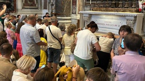 Ks. Pocałujko przy grobie św. Jana Pawła II: daj się zdetronizować w sercu