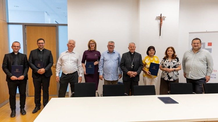 Dobitnici nagrada i priznanja HDKN-a s biskupom Mijom Gorskim i predsjednicom Društva Suzanom Peran (Foto: Marija Belošević)