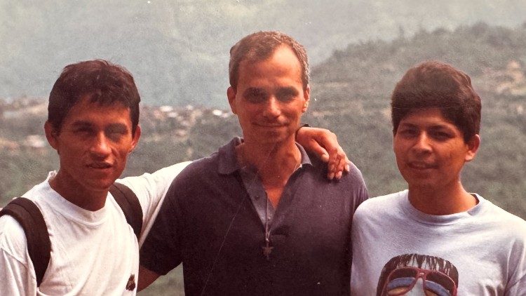 Prevost com dois jovens agostinianos em formação